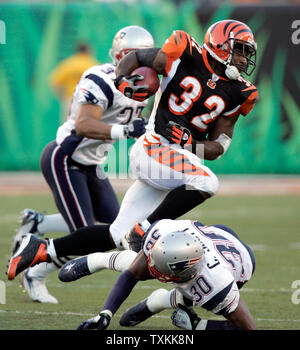 Active dans les années 1960 Rudi Johnson (32) haies New England Patriots Tchad évoluait Scott (30) pour 8 yard gagner au Stade Paul Brown à Cincinnati le 1 octobre 2006. La Nouvelle Angleterre a battu Cincinnati 38-13. (UPI Photo/Mark Cowan) Banque D'Images