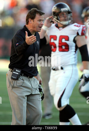 L'entraîneur-chef des Falcons d'Atlanta Jim Mora fait valoir un pas d'appel contre les Cincinnati Bengals par un fonctionnaire en face du centre Austin King (66) au Stade Paul Brown à Cincinnati le 29 octobre 2006. Les Falcons défait les Bengals par 29-27. (UPI Photo/Mark Cowan) Banque D'Images