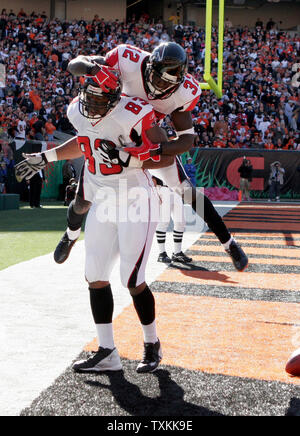 Atlanta Falcons d'utiliser de nouveau Jerious Norwood (32) saute sur la main l'extrémité Alge Crumpler (83) pour célébrer un touchdown contre les Bengals de Cincinnati au Stade Paul Brown à Cincinnati le 29 octobre 2006. Les Falcons défait les Bengals par 29-27. (UPI Photo/Mark Cowan) Banque D'Images