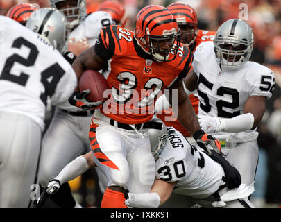 Active dans les années 1960 Rudi Johnson (32) brise les Oakland Raiders ligne de défense pour un touché au Stade Paul Brown à Cincinnati le 10 décembre 2006. (UPI Photo/Mark Cowan) Banque D'Images