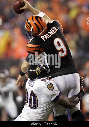 Baltimore Ravens défensive fin Trevor : (90) sacs Cincinnati Bengals quart-arrière Carson Palmer (9) au Stade Paul Brown à Cincinnati le 30 novembre 2006. Les Bengals défait les Ravens 13-7. (UPI Photo/Mark Cowan) Banque D'Images