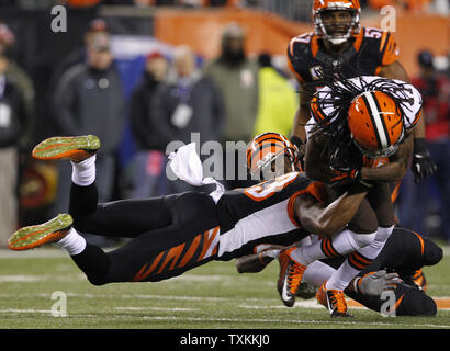 Cleveland Browns receveur Travis Benjamin (11) est abordé par Cincinnati Bengals' George Iloka (43) au cours de la première moitié de jouer dans leur jeu NFL au Stade Paul Brown à Cincinnati, Ohio, le 6 novembre 2014. UPI /John Sommers II Banque D'Images