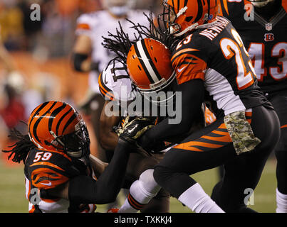 Cleveland Browns receveur Travis Benjamin (11) est abordé par Cincinnati Bengals' Emmanuel Lamur (59) et Terence Newman (23) au cours de la première moitié de jouer dans leur jeu NFL au Stade Paul Brown à Cincinnati, Ohio, le 6 novembre 2014. UPI /John Sommers II Banque D'Images