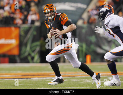 Le quart-arrière des Bengals de Cincinnati Andy Dalton (14) se bat pour se libérer de Denver Broncos' von Miller (58) au cours de la première moitié au Stade Paul Brown à Cincinnati, Ohio, le 22 décembre 2014. UPI/John Sommers II Banque D'Images