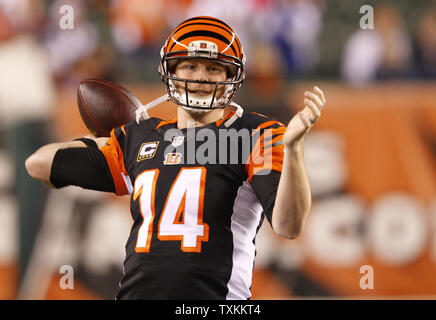 Le quart-arrière des Bengals de Cincinnati Andy Dalton (14) throws pendant l'échauffement avant leur match contre les Broncos de Denver au Stade Paul Brown à Cincinnati, Ohio, le 22 décembre 2014. UPI/John Sommers II Banque D'Images