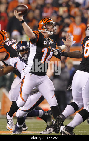 Le quart-arrière des Bengals de Cincinnati Andy Dalton (14) lance sous la pression de la défense des Broncos de Denver pendant la première moitié de jouer dans leur jeu de football américain NFL au Stade Paul Brown à Cincinnati, Ohio, le 22 décembre 2014. UPI /John Sommers II Banque D'Images