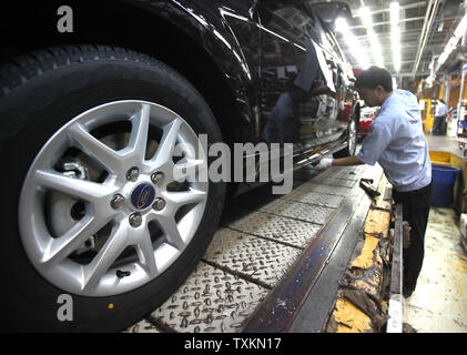 Les travailleurs chinois assemblage Ford et Volvo Cars à Chang'an d'une usine de montage automobile Ford à Chongqing le 25 août 2010. Chang'an Ford Ford Motor Company's Chine location de décision joint venture. La Chine est le marché automobile par nombre de véhicules vendus, et les constructeurs automobiles sont à la recherche pour le pays à revenus d'entraînement au milieu de la faiblesse de la demande mondiale. UPI/Stephen Shaver Banque D'Images
