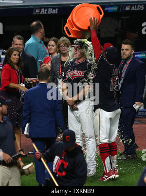 Les Indians de Cleveland Francisco Lindor déverse une refroidisseur sur son coéquipier Jay Bruce après avoir battu les New York Yankees en manches supplémentaires à l'ALDS Jeu deux à Progressive Field le 6 octobre 2017 à Cleveland. Cleveland a battu New York 9-8 en 13 manches pour aller jusqu'à 2-0 l'ALDS. Photo par Aaron Josefczyk/UPI Banque D'Images