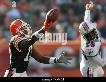 Cleveland Browns receveur Braylon Edwards (17) fait d'une main, la réception de 25 verges au deuxième trimestre le 20 novembre 2005, au stade Cleveland Browns de Cleveland, OH. Le Browns défait les dauphins 22-0. (Photo d'UPI/Scott R. Galvin) Banque D'Images