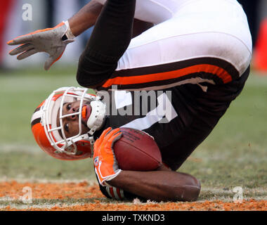 Cleveland Browns receveur Braylon Edwards (17) tombe dans la endzone pour un touché au deuxième trimestre contre les Jacksonville Jaguars 4 décembre 2005 à Cleveland Browns Stadium. Edwards a marqué les deux bruns' touchés dans la première moitié contre le jaguar. (Photo d'UPI/Scott R. Galvin) Banque D'Images