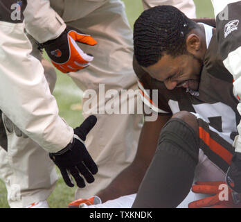 Cleveland Browns receveur Braylon Edwards (17) grimmaces dans la douleur comme formateurs Browns' essayez de l'aider à ses pieds au quatrième trimestre contre les Jacksonville Jaguars 4 décembre 2005 à Cleveland Browns Stadium. Edwards blessé au genou en montant pour une prise sur le précédent jeu. Les jaguars défait les Browns 20-14. (Photo d'UPI/Scott R. Galvin) Banque D'Images