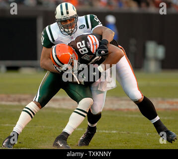 Cleveland Brown tight end Steve Heiden, 82, prend un abonnement pour un gain de 4 yard et est plaqué sur la ligne 35 par New York Jets linebacker Eric Barton, 50 ans, au cours du premier trimestre à la Cleveland Browns Stadium à Cleveland, Ohio le 29 octobre 2006. (UPI Photo/ Stephanie Krell) Banque D'Images