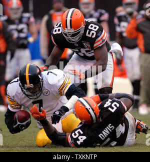 La défense des Cleveland Browns Andra Davis, 54 ans, et d'Qwell Jackson, 58, sack Pittsburgh Steelers quarterback Ben Roethlisberger, 7, après qu'il s'exécute la balle 7 yards au cours du 3ème trimestre à la Cleveland Browns Stadium à Cleveland, Ohio le 19 novembre 2006. (UPI Photo/ Stephanie Krell) Banque D'Images