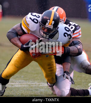 Cleveland Browns lineback Andra Davis (54) s'attaque à Pittsburgh Steelers running back Willie Parker (39) sur la ligne 32 pour un gain de 4 yards au cours du 3ème trimestre à la Cleveland Browns Stadium à Cleveland, Ohio le 19 novembre 2006. (UPI Photo/ Stephanie Krell) Banque D'Images