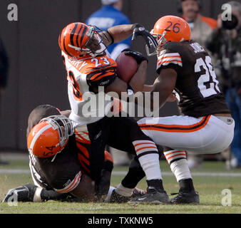 Cincinnati Bengals HB Chris Perry (23) est abordé par Cleveland Browns Sean Jones (26) et l'Andra Davis (54) après un gain de 10 verges, au cours du deuxième trimestre à la Cleveland Browns Stadium à Cleveland, Ohio le 26 novembre 2006. Il a été blessé au cours de cette pièce et son retour à la rubrique en question. (UPI Photo/ Stephanie Krell) Banque D'Images