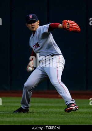 Red Sox de Boston est le lanceur partant Daisuke Matsuzaka se réchauffe avant le match trois de la série de championnat de la ligue américaine contre les Indians de Cleveland au Jacobs Field à Cleveland le 15 octobre 2007. (UPI Photo/Kevin Dietsch) Banque D'Images