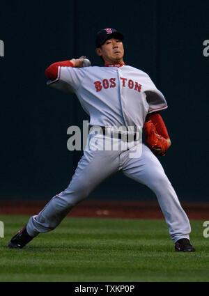 Red Sox de Boston est le lanceur partant Daisuke Matsuzaka se réchauffe avant le match trois de la série de championnat de la ligue américaine contre les Indians de Cleveland au Jacobs Field à Cleveland le 15 octobre 2007. (UPI Photo/Kevin Dietsch) Banque D'Images