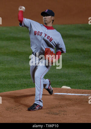 Red Sox de Boston est le lanceur partant Daisuke Matsuzaka se jette contre les Indians de Cleveland au cours de trois jeux de la série de championnat de la ligue américaine au Jacobs Field à Cleveland le 15 octobre 2007. (UPI Photo/Kevin Dietsch) Banque D'Images