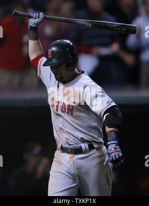 Red Sox de Boston's Julio Lugo réagit après avoir été touchées par les Indians de Cleveland pitcher Jensen Lewis au cours de la 7e manche de trois jeux de la série de championnat de la ligue américaine au Jacobs Field à Cleveland le 15 octobre 2007. (UPI Photo/Kevin Dietsch) Banque D'Images