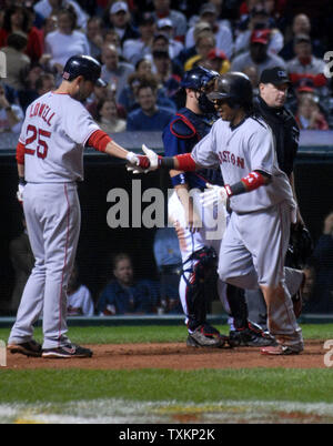 Les Boston Red Sox Manny Ramirez est félicité par Mike Lowell après la connexion pour un coup de circuit en sixième manche de quatre jeux de la série de championnat de la ligue américaine au Jacobs Field à Cleveland le 16 octobre 2007. (UPI Photo/Kevin Dietsch) Banque D'Images