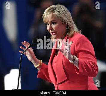 Mary Fallin, Gouverneur de l'Oklahoma et coprésident du comité de la plate-forme prend la parole lors de la Convention nationale républicaine à Quicken Loans Arena de Cleveland, Ohio, le 18 juillet 2016. Donald Trump va accepter officiellement l'investiture du parti républicain pour le président jeudi soir 21 juillet. Photo de Pat Benic/UPI Banque D'Images