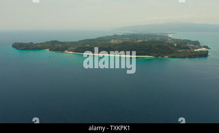 Boracay Island tropical avec vue sur la plage de sable et les hôtels de la mer, vue aérienne. Billet d'été et vacances. Philippines Banque D'Images