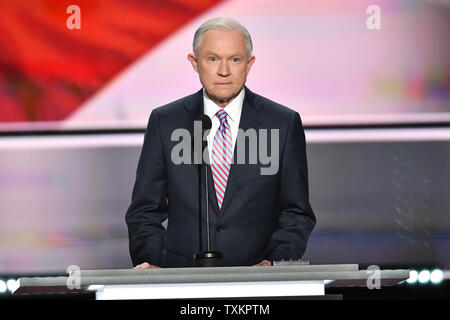 Le sénateur Jeff Sessions de New York au cours de la séance du soir de la première journée de la Convention nationale du Parti républicain au Quicken Loans Arena de Cleveland, Ohio, le 18 juillet 2016. Donald Trump va accepter officiellement l'investiture du parti républicain pour le président jeudi soir 21 juillet. Photo par Kevin Dietsch/UPI Banque D'Images