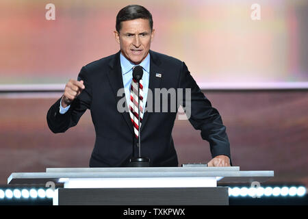 Le lieutenant-général Michael Flynn parle au cours de la séance du soir de la première journée de la Convention nationale du Parti républicain au Quicken Loans Arena de Cleveland, Ohio, le 18 juillet 2016. Donald Trump va accepter officiellement l'investiture du parti républicain pour le président jeudi soir 21 juillet. Photo par Kevin Dietsch/UPI Banque D'Images