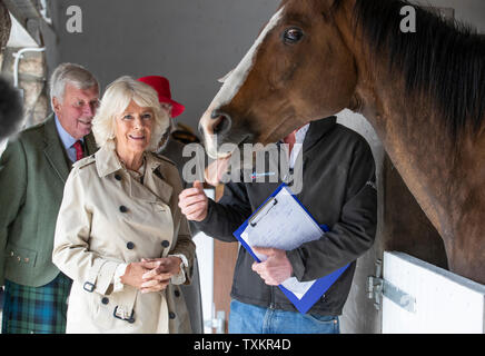 La duchesse de Cornwall, qui est connu sous le nom de Duchesse de Rothesay lorsque en Ecosse, rencontre Jock Hutchison avec Brook fondateur le cheval au cours d'une visite à l'UK, dans le sud de Ferrar, Aboyne. L'organisme de bienfaisance qui soutient les enfants et les anciens combattants célèbre son 10e anniversaire. Banque D'Images