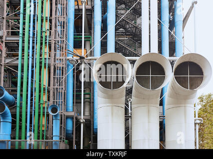 PARIS, FRANCE - 24 octobre 2017 : Communications et de ventilation les tuyaux à l'extérieur du centre Georges Pompidou. Banque D'Images