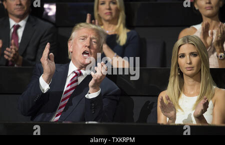 GOP candidate présidentielle Donald Trump, aux côtés de sa fille Ivanka applaudit son fils Eric qui a terminé son discours à la tribune de la Convention nationale du Parti républicain au Quicken Loans Arena de Cleveland, Ohio, le 20 juillet 2016. Donald Trump va accepter officiellement l'investiture du parti républicain pour le président jeudi soir 21 juillet. Photo par Pete Marovich/UPI Banque D'Images