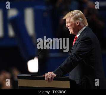 L'atout de Donald sourit aux délégués ont applaudi comme il accepte leur proposition en vue de la désignation du président le dernier jour de la Convention nationale républicaine à Quicken Loans Arena de Cleveland, Ohio, le 21 juillet 2016. Photo de Pat Benic/UPI Banque D'Images