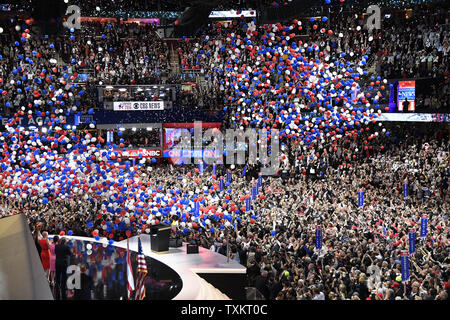 Les ballons tomber après Donald Trumps' discours d'acceptation à la Convention nationale républicaine à Quicken Loans Arena de Cleveland, Ohio, le 21 juillet 2016. Le GOP se termine leur convention avec l'atout de Donald acceptant la nomination républicaine à la présidence des États-Unis. Photo de Mike Theiler/UPI Banque D'Images