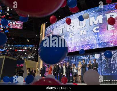 Les ballons tomber après Donald Trumps' discours d'acceptation à la Convention nationale républicaine à Quicken Loans Arena de Cleveland, Ohio, le 21 juillet 2016. Le GOP se termine leur convention avec l'atout de Donald acceptant la nomination républicaine à la présidence des États-Unis. Photo de Mike Theiler/UPI Banque D'Images