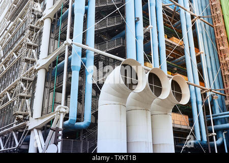 PARIS, FRANCE - 24 octobre 2017 : Communications et de ventilation les tuyaux à l'extérieur du centre Georges Pompidou. Banque D'Images