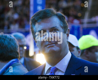 Paul Manafort, ancien directeur de campagne pour le Président Donald Trump, se sont rendus aux autorités fédérales à Washington, DC, le Lundi, Octobre 30, 2017, la première personne à être chargée dans l'avocat spécial dans l'enquête à l'élection présidentielle de 2016. Manafort est illustré sur le sol lors de la dernière nuit de la Convention nationale du parti républicain à Cleveland, Ohio le 21 juillet 2016. Photo par Molly Riley/UPI Banque D'Images