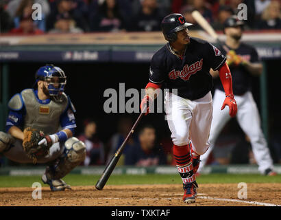 Cleveland Indians' Francisco Lindor hits 2 points produits homer contre les Blue Jays de Toronto au cours de la sixième manche dans le jeu 1 de la série de championnat de la ligue américaine au Progressive Field de Cleveland, Ohio, le 14 octobre 2016. Photo par Aaron Josefczyk/UPI Banque D'Images