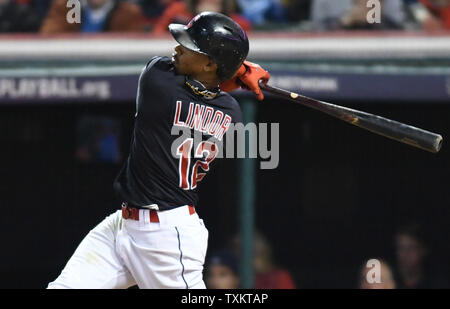 Cleveland Indians' Francisco Lindor (12) hits un 2-points produits homer durant la sixième manche dans le jeu 1 de la série de championnat de la ligue américaine au Progressive Field de Cleveland, Ohio, le 14 octobre 2016. Photo par Photo par Kyle Lanzer/UPI Banque D'Images