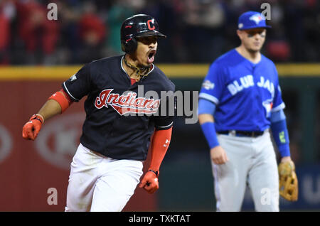 Cleveland Indians' Francisco Lindor (12) hits un 2-points produits homer durant la sixième manche dans le jeu 1 de la série de championnat de la ligue américaine au Progressive Field de Cleveland, Ohio, le 14 octobre 2016. Photo par Photo par Kyle Lanzer/UPI Banque D'Images