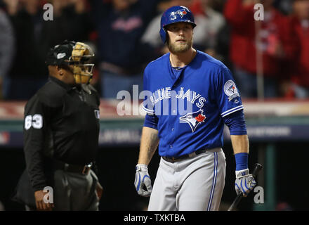 Frappeur désigné des Blue Jays de Toronto Michael Saunders est appelée sur la grève pendant la neuvième manche du Match 1 de la série de championnat de la ligue américaine au Progressive Field de Cleveland, Ohio, le 14 octobre 2016. Cleveland a gagné 2-0. Photo par Aaron Josefczyk/UPI Banque D'Images