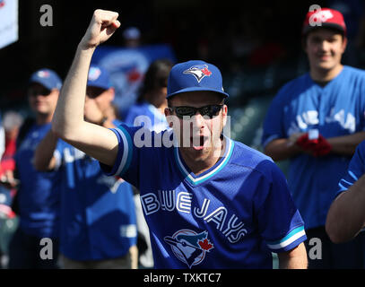 Une fan des Blue Jays de Toronto se prépare pour jeu 2 de la série de championnat de la ligue américaine contre les Indians de Cleveland au Progressive Field de Cleveland, Ohio le 15 octobre 2016. Photo par Aaron Josefczyk/UPI Banque D'Images
