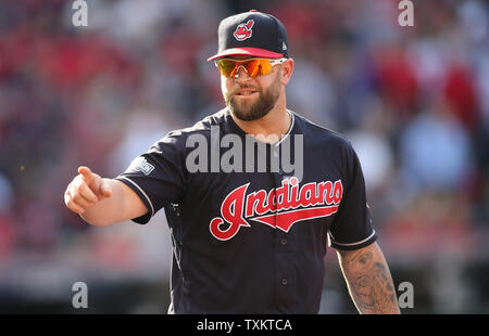 Le joueur de premier but des Indians de Cleveland Mike Napoli points à un ventilateur au cours de la première manche du Match 2 de la série de championnat de la ligue américaine au Progressive Field de Cleveland, Ohio, le 15 octobre 2016. Photo par Aaron Josefczyk/UPI Banque D'Images