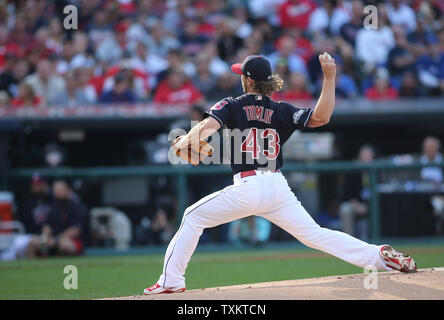 Les Indians de Cleveland le lanceur partant Josh Tomlin offre aux Blue Jays de Toronto dans la première manche du Match 2 de la série de championnat de la ligue américaine au Progressive Field de Cleveland, Ohio, le 15 octobre 2016. Photo par Aaron Josefczyk/UPI Banque D'Images