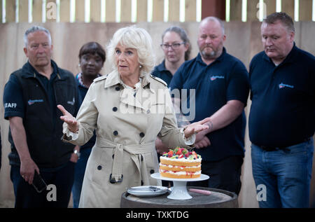 La duchesse de Cornwall, qui est connu sous le nom de Duchesse de Rothesay lorsque en Ecosse, fait un discours après avoir coupé un gâteau spécial de commémoration au cours d'une visite à l'UK, dans le sud de Ferrar, Aboyne. L'organisme de bienfaisance qui soutient les enfants et les anciens combattants célèbre son 10e anniversaire. Banque D'Images