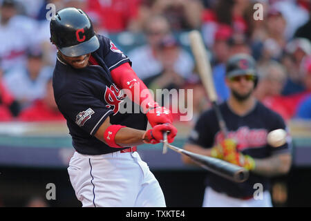 Les Indians de Cleveland Francisco Lindor brise son bat sur un seul contre les Indians de Cleveland dans la première manche du Match 2 de la série de championnat de la ligue américaine au Progressive Field de Cleveland, Ohio, le 15 octobre 2016. Photo par Aaron Josefczyk/UPI Banque D'Images