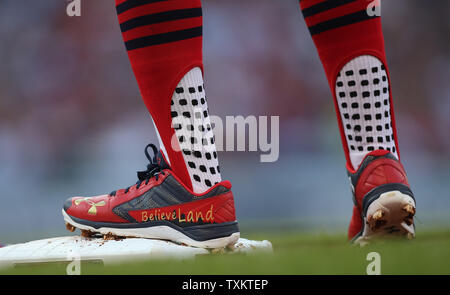 Les Indians de Cleveland Francisco Lindor porte des chaussures que dire 'croire' après une seule contre les Indians de Cleveland dans la première manche du Match 2 de la série de championnat de la ligue américaine au Progressive Field de Cleveland, Ohio, le 15 octobre 2016. Photo par Aaron Josefczyk/UPI Banque D'Images