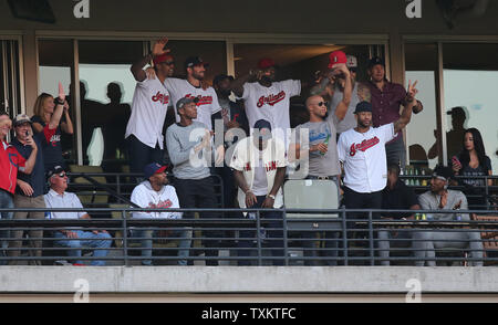 Cleveland Cavaliers y compris des chemises LeBron James soutenir les Indians de Cleveland en sixième manche du Match 2 de la série de championnat de la ligue américaine au Progressive Field de Cleveland, Ohio, le 15 octobre 2016. Photo par Aaron Josefczyk/UPI Banque D'Images
