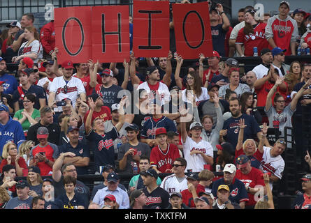 Les Indians de Cleveland fans afficher la fierté de l'État contre les Blue Jays de Toronto dans le jeu 2 de la série de championnat de la ligue américaine au Progressive Field de Cleveland, Ohio, le 15 octobre 2016. Photo par Aaron Josefczyk/UPI Banque D'Images