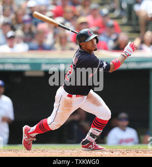 Les Indians de Cleveland Francisco Lindor hits un simple durant la quatrième manche d'un match contre les Blue Jays de Toronto au Progressive Field de Cleveland, Ohio, le 23 juillet 2017. Photo par Aaron Josefczyk/UPI Banque D'Images