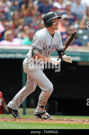 New York Yankees Jacoby Ellsbury frappe un triple de trois points produits en sixième manche contre les Indians de Cleveland au Progressive Field de Cleveland, Ohio, le 6 août 2017. Photo par Aaron Josefczyk/UPI Banque D'Images